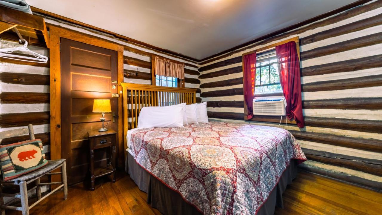 Log Cabin Motor Court Asheville Buitenkant foto