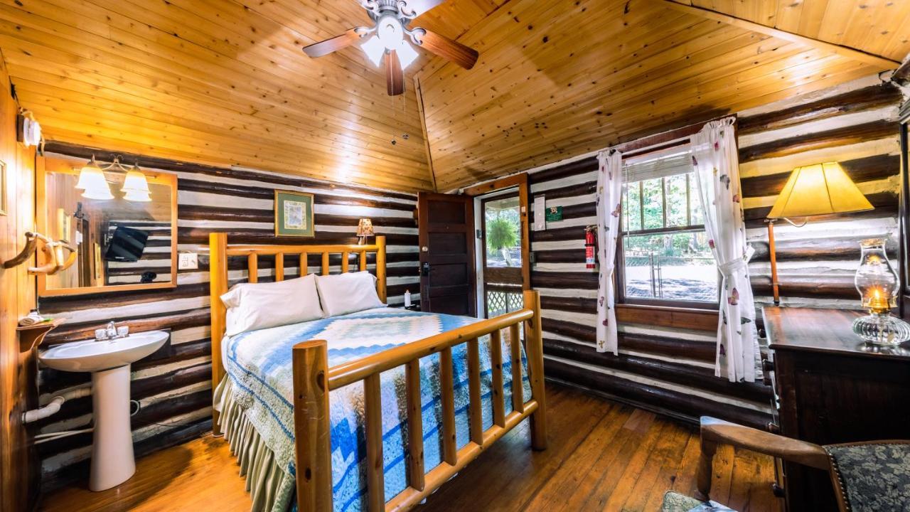 Log Cabin Motor Court Asheville Buitenkant foto