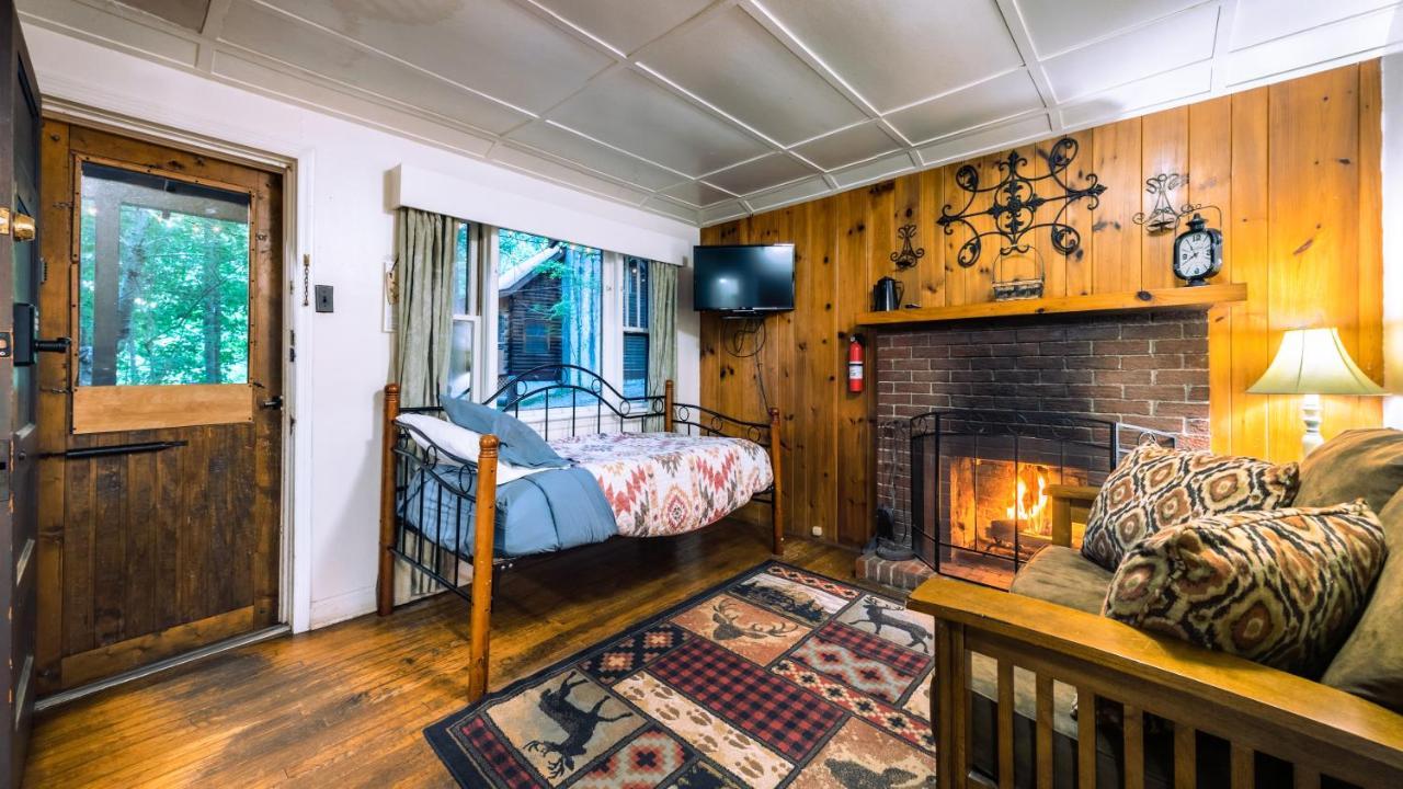 Log Cabin Motor Court Asheville Buitenkant foto