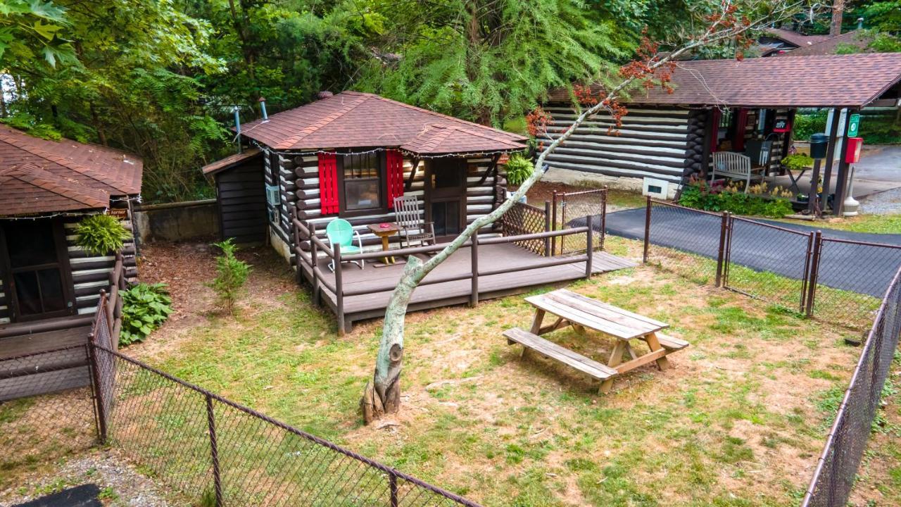 Log Cabin Motor Court Asheville Buitenkant foto