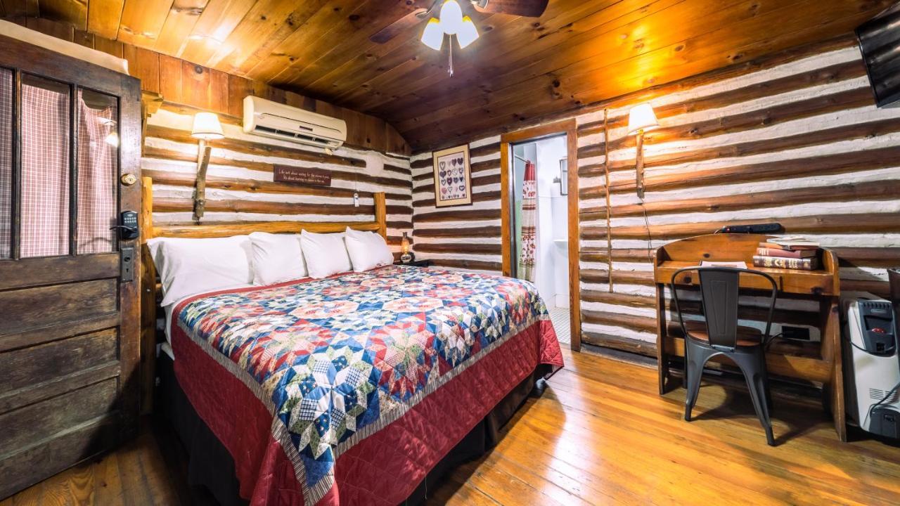 Log Cabin Motor Court Asheville Buitenkant foto